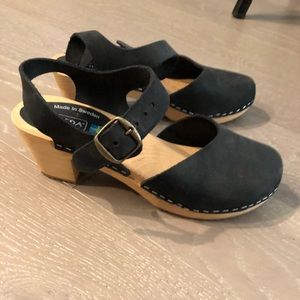 Moheda Brushed Leather Black Swedish Clogs